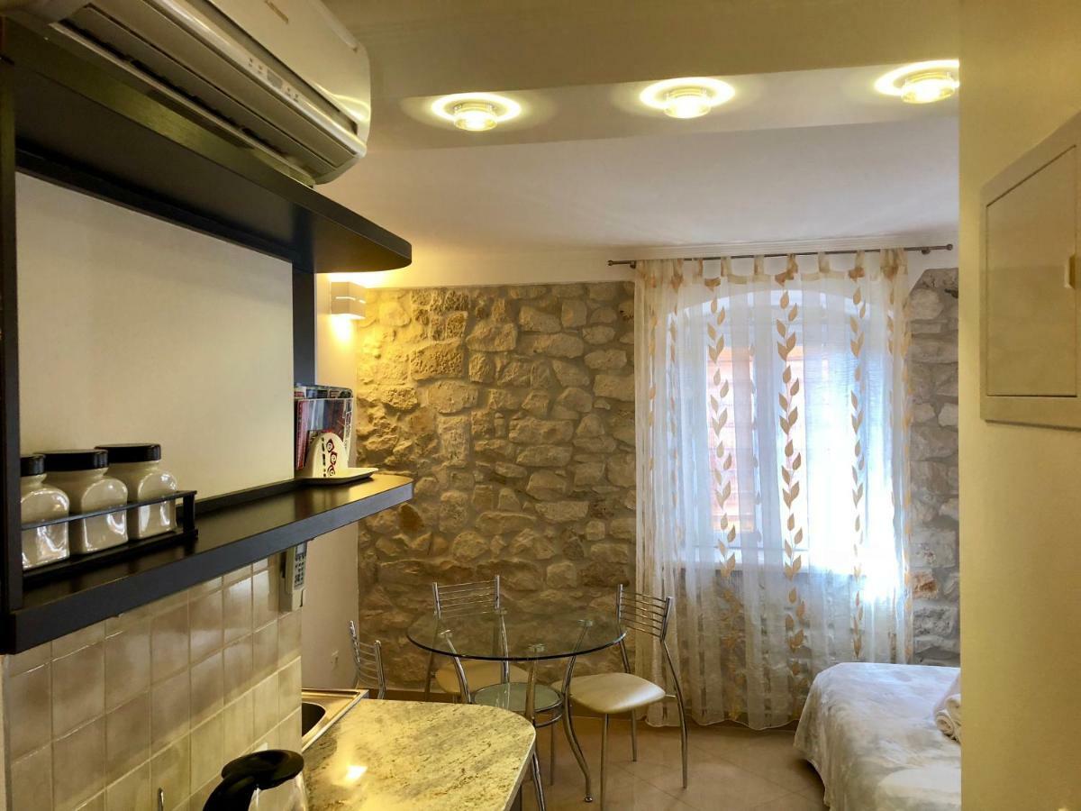Apartments Feral Трогир Екстериор снимка